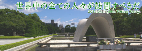 原爆の犠牲になった人たちを慰める広島平和記念公園の石碑群。それらをおおうように桜が咲き、桜吹雪が舞う。