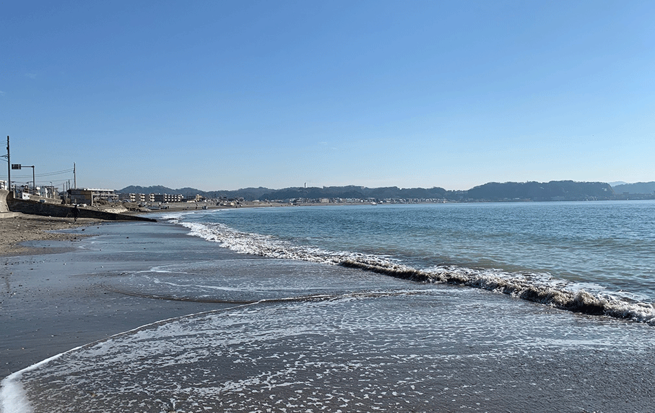 水ぬるむ由比ヶ浜
