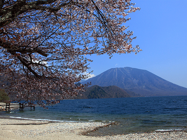 千手ヶ浜からみる中禅寺湖、男体山