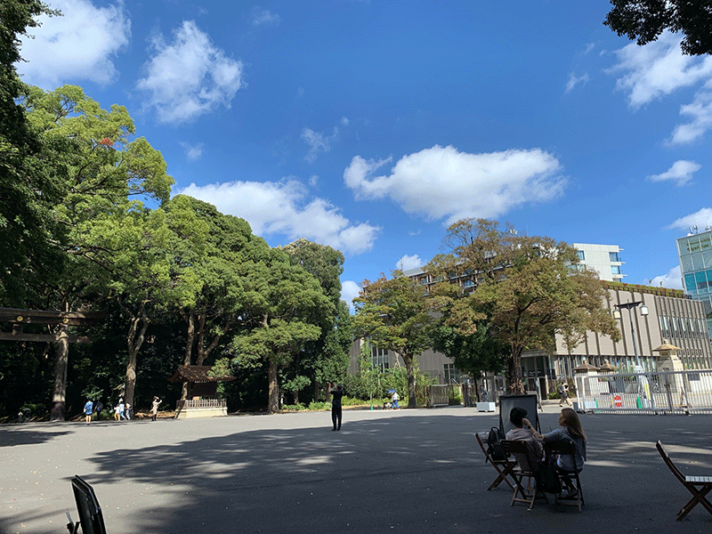 明治神宮の鳥居と原宿駅