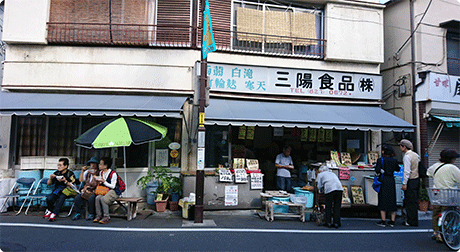 夕焼けだんだんを下りると人気の雑踏・谷中銀座がある